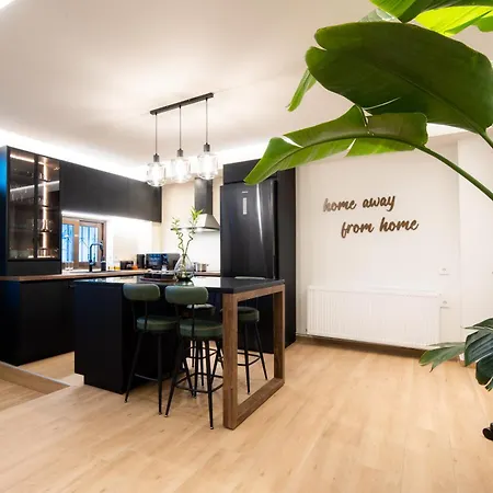 - Crafted With & Care Apartment *